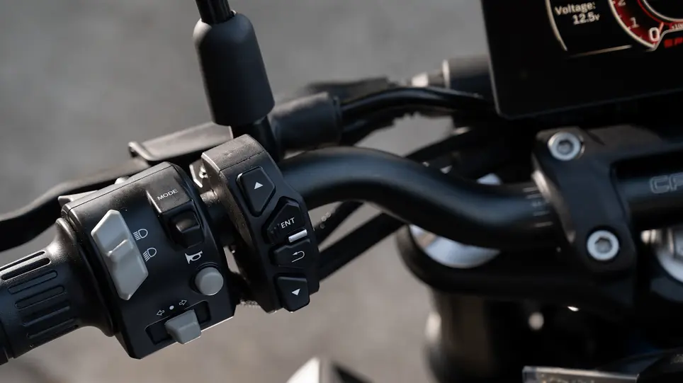 CFMOTO 300NK - CONTROL DE LA CONDUCCIÓN